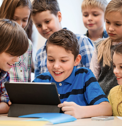 Symbolbild für Expertenwebinare: Schüler und Schülerinnen schauen zusammen in das iPad und lachen. 